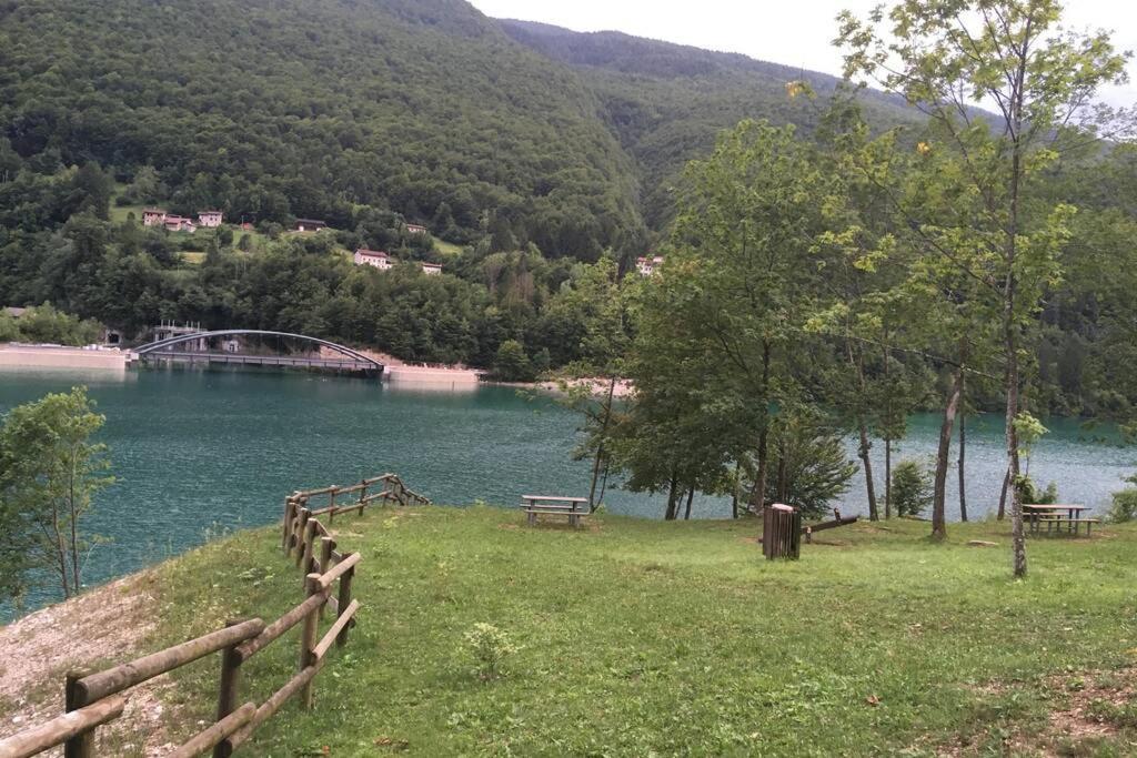 Casa A Schiera Fronte Lago Con Giardino Барчис Экстерьер фото