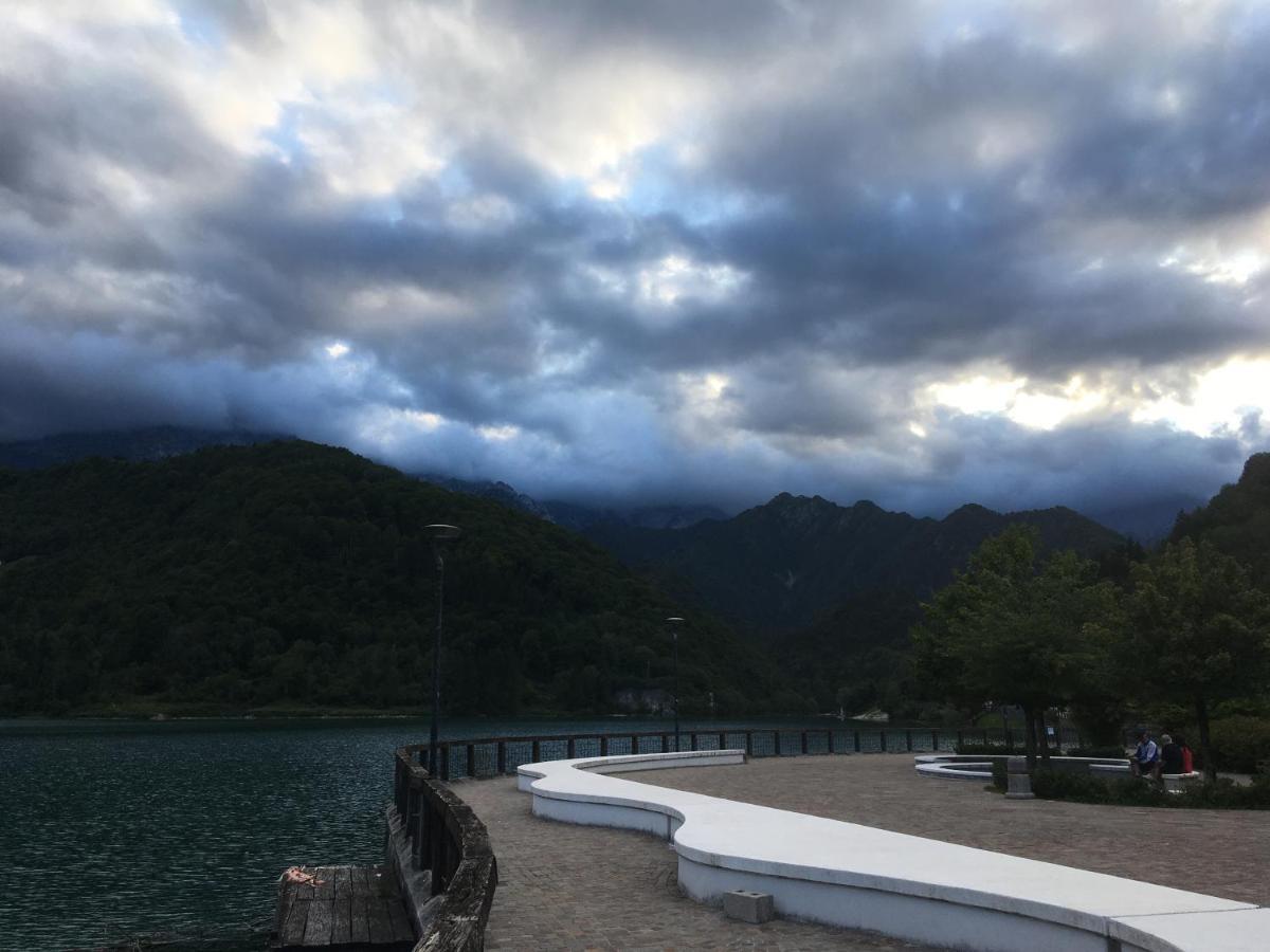 Casa A Schiera Fronte Lago Con Giardino Барчис Экстерьер фото