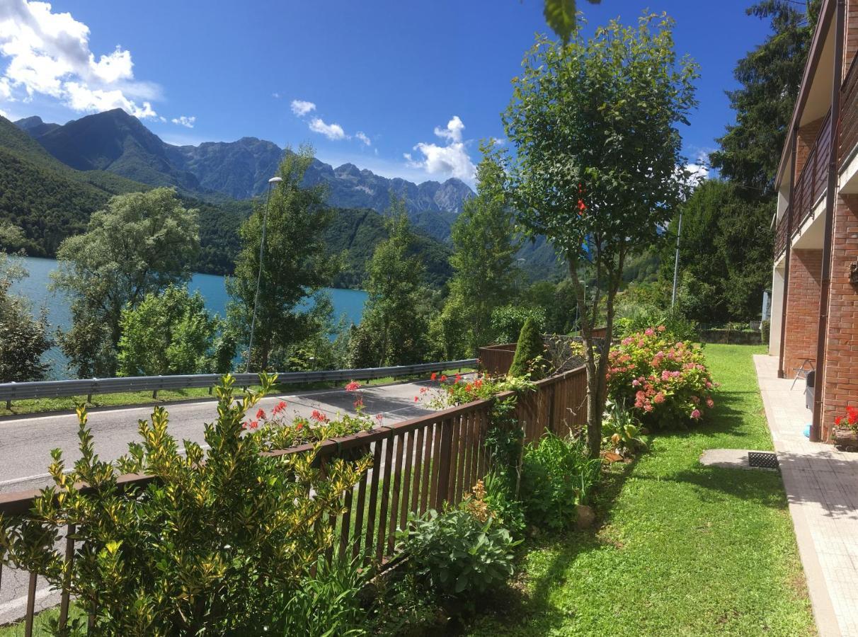 Casa A Schiera Fronte Lago Con Giardino Барчис Экстерьер фото
